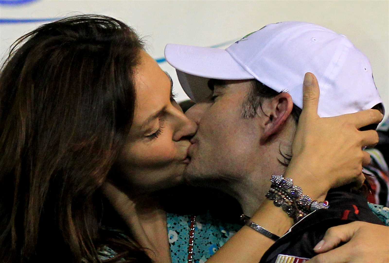 Victory Lane kisses - Official Site Of NASCAR, image size:1600x1084